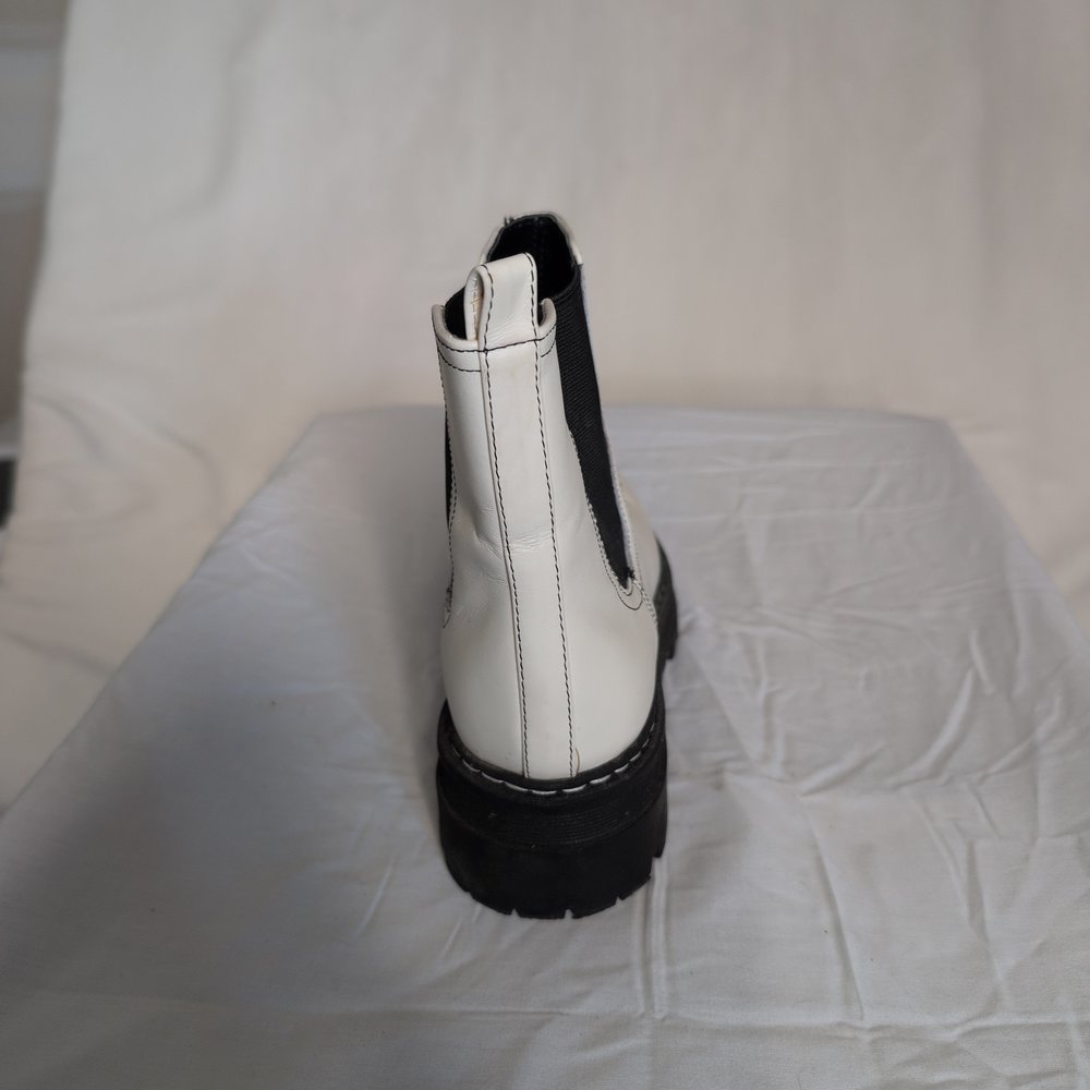Marc Fisher White Leather Lug Chelsea Ankle Boots - Sz 7 - Picture 5 of 9